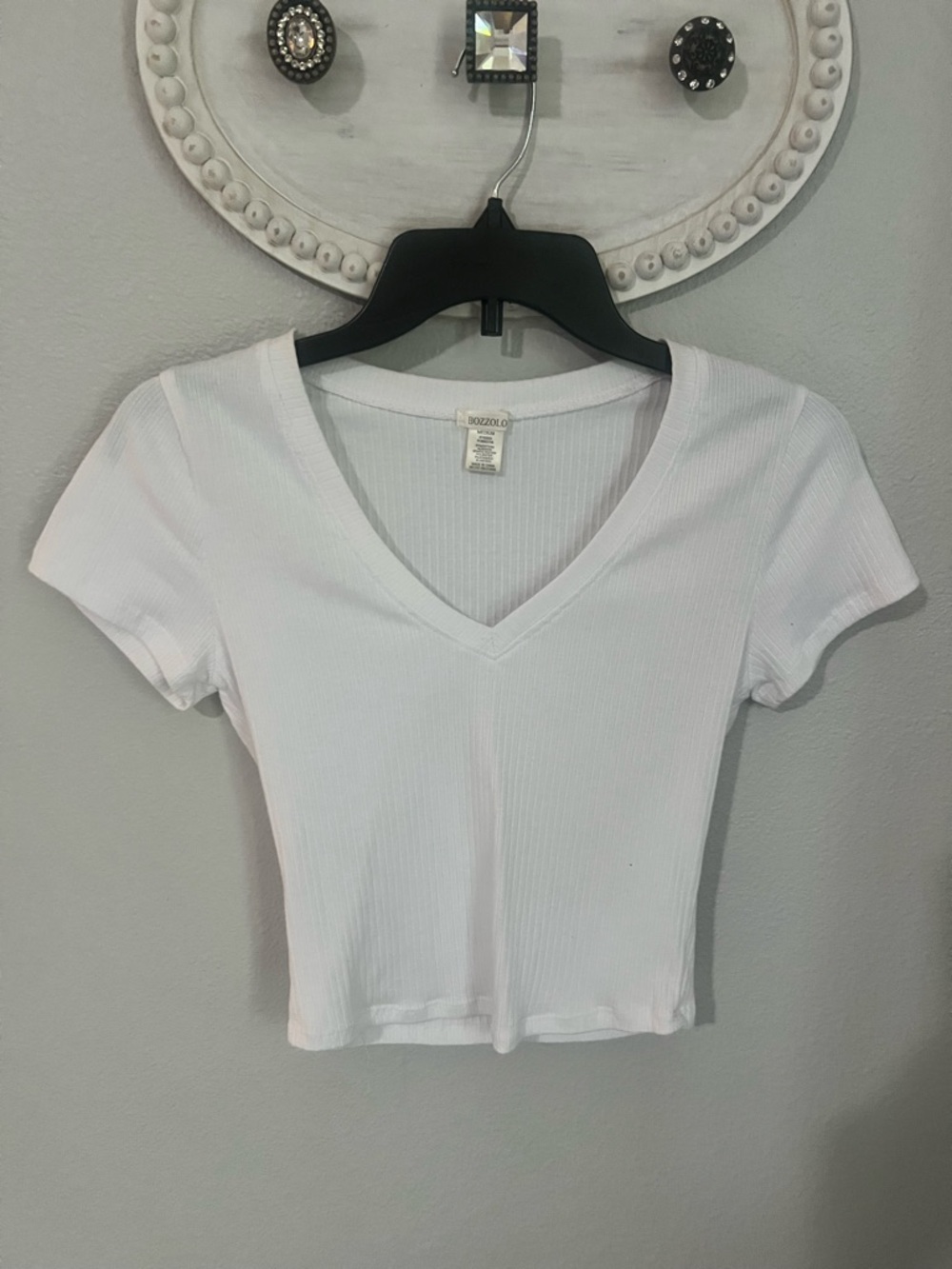 Bozzolo White Ribbed V-Neck Cropped Tee